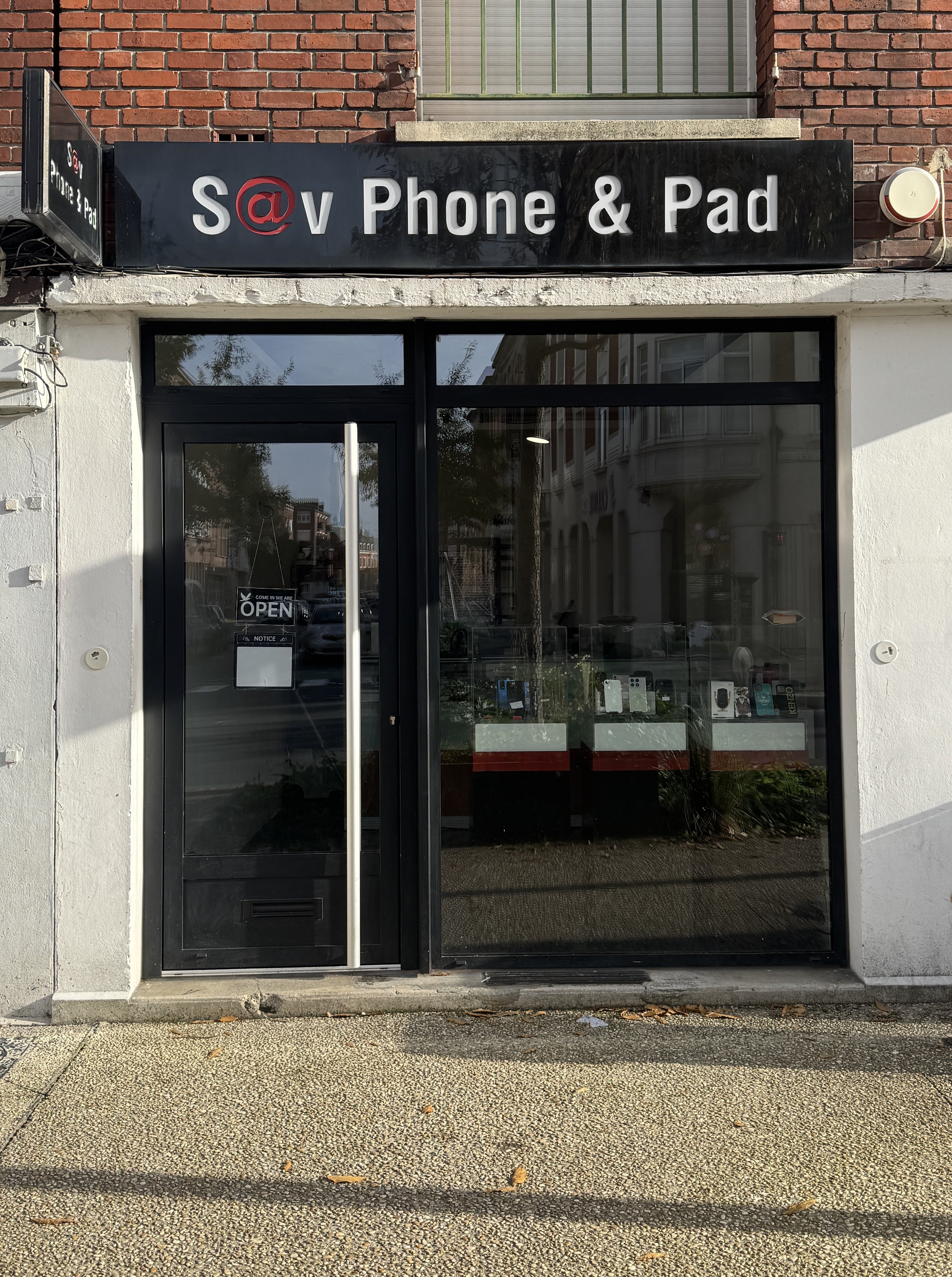 Vitrine SAV Phone and Pad vue de face - 19 rue Maréchal de Lattre de Tassigny, Amiens
