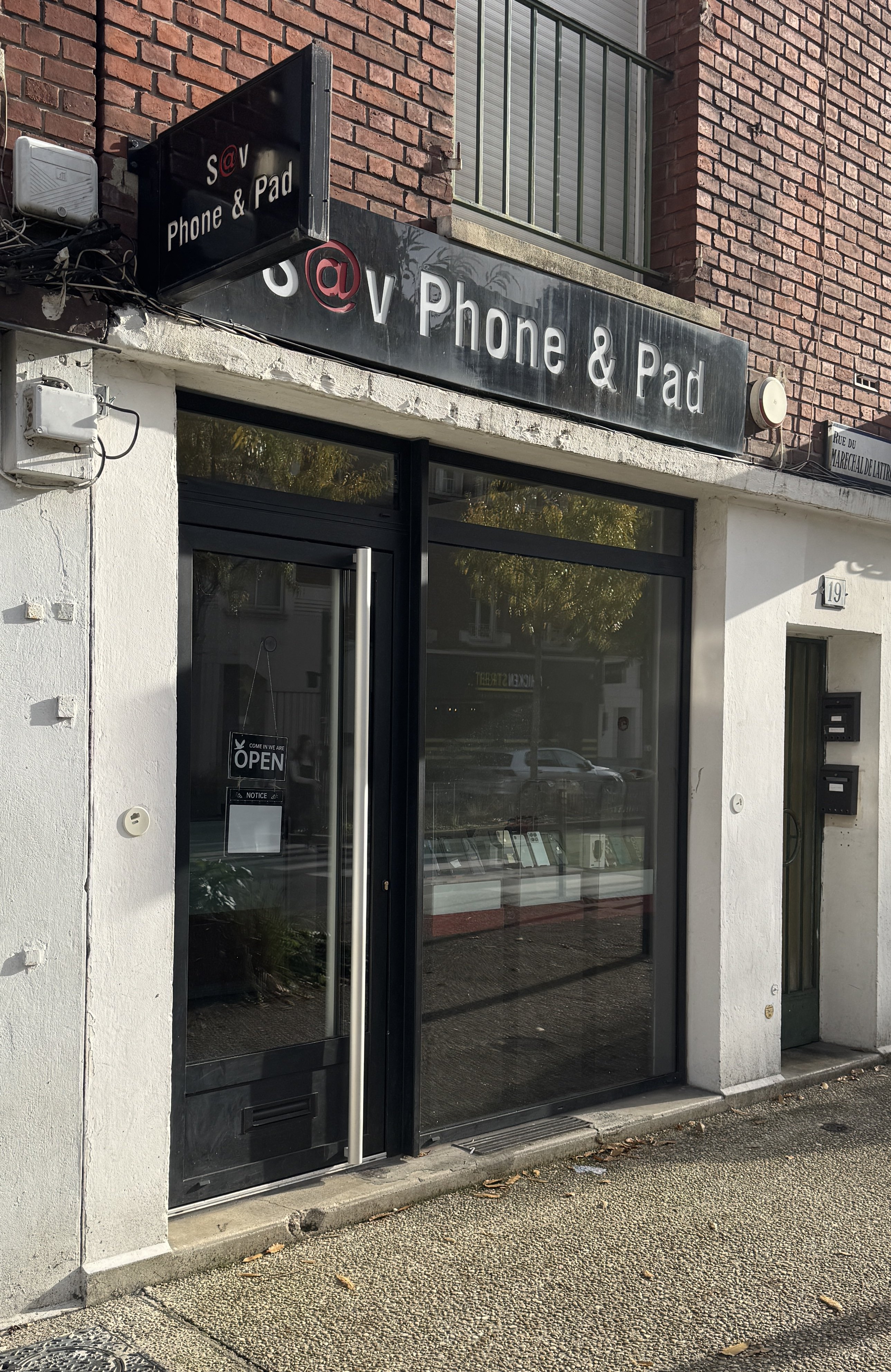 Vitrine SAV Phone and Pad vue de gauche - Boutique de réparation smartphones Amiens